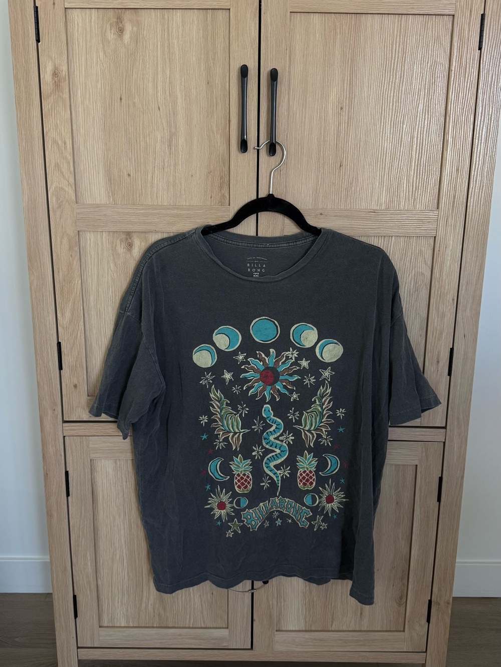 Billabong Charcoal T-Shirt with Teal, Cream & Red Graphic